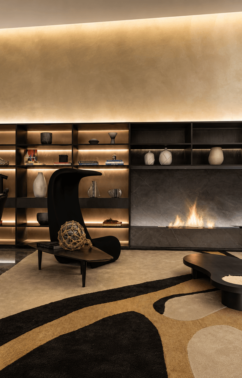 Ambiente sofisticado com revestimentos decorativos e iluminação aconchegante
